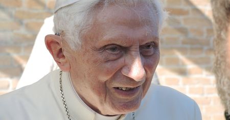 "Ekstremalnie słaby" Benedykt XVI. Watykan komentuje doniesienia o stanie zdrowia