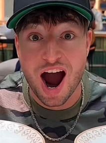 Edzio Rap przetestował kawiarnię Louis Viutton. "Jak smakuje bogactwo?"