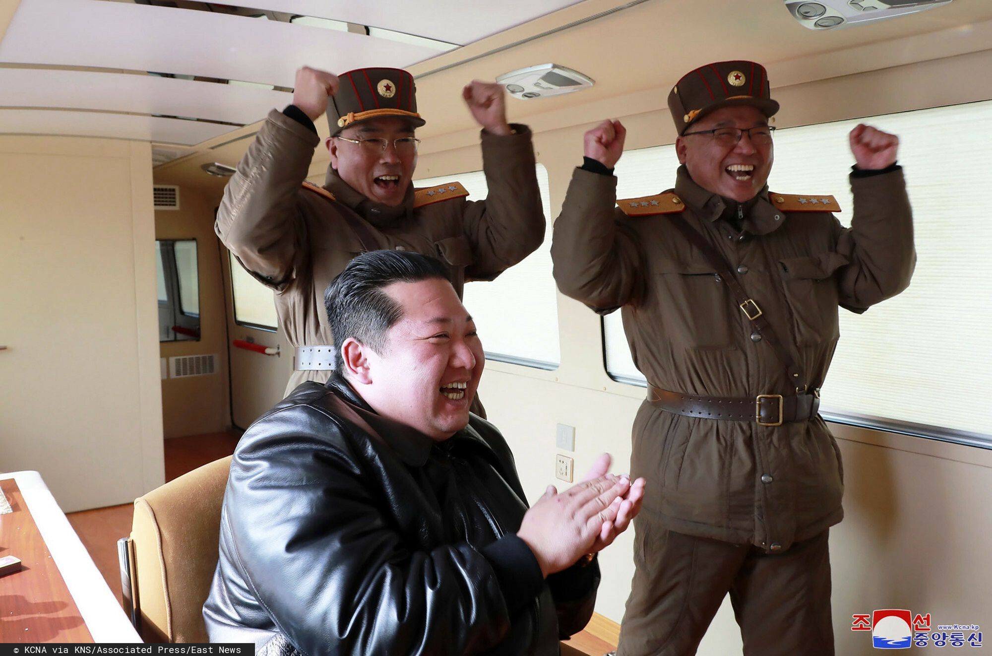 Kim Dzong Un obserwując wystrzelenie pocisku międzykontynentalnego