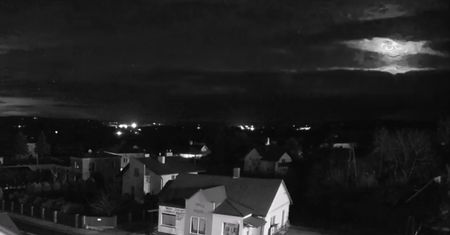 Rój Kwadrantydów. Kamera uchwyciła meteor nad Krosnem na Podkarpaciu