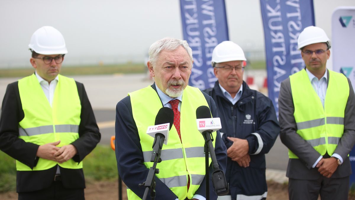 Kraków, 27.09.2021. Wojewoda małopolski Łukasz Kmita (L), minister infrastruktury Andrzej Adamczyk (2P), prezydent Krakowa Jacek Majchrowski (2L) i prezes Zarządu Kraków Airport Radosław Włoszek (P) podczas konferencji prasowej inaugurującej rozpoczęcie rozbudowy płyty postojowej samolotów w Międzynarodowym Porcie Lotniczym im. Jana Pawła II Kraków-Balice, 27 bm. (sko) PAP/Łukasz Gągulski