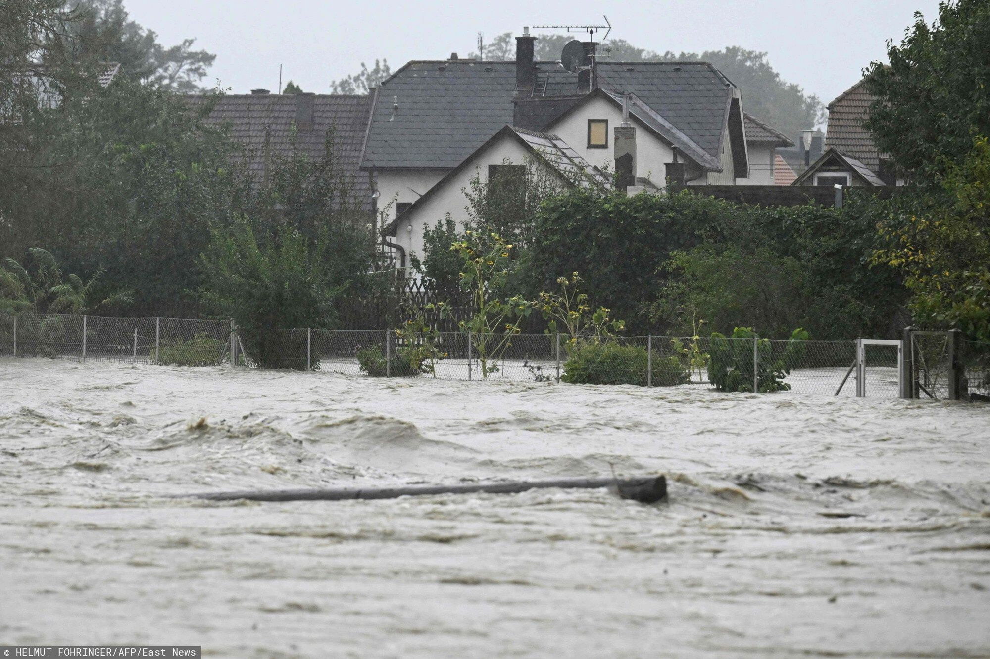 Austria szykuje si? na pow�d?
This photograph taken on September 15, 2024 shows a flooded road following heavy rainfall in Neulengbach, in north-east Austria. Four people have died in Romania in floods triggered by Storm Boris, which has brought torrential rains and widespread disruption to central and eastern Europe, rescue services said on September 14, 2024.  Since September 12, swathes of Austria, the Czech Republic, Hungary, Romania and Slovakia have been hit by high winds and unusually fierce rains. (Photo by HELMUT FOHRINGER / APA / AFP) / Austria OUT
HELMUT FOHRINGER
