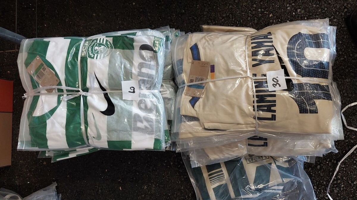 Podrobione koszulki meczowe Sportingu i FC Barcelony