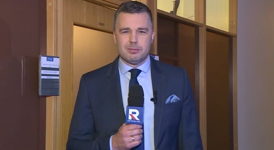 Michał Rachoń z mikrofonem TV Republika