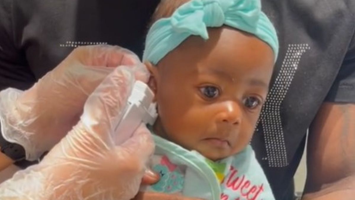 Przebiła córeczce uszy. Jej płacz złamał matce serce. 