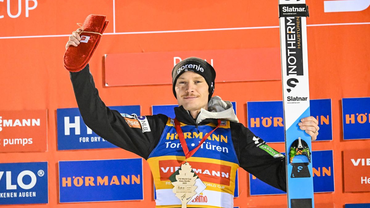 Winner Anze Lanisek of Slovenia celebrates on the podium after the Men Individual Large Hill Final competition at the FIS Ski Jumping World Cup in Ruka, Finland, 29 November 2025. EPA/KIMMO BRANDT Dostawca: PAP/EPA.