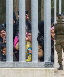 Grupa migrantów koczuje za murem. "Są już po stronie Polski"