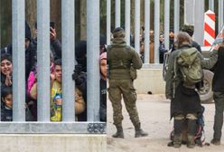 Grupa migrantów koczuje za murem. "Są już po stronie Polski"