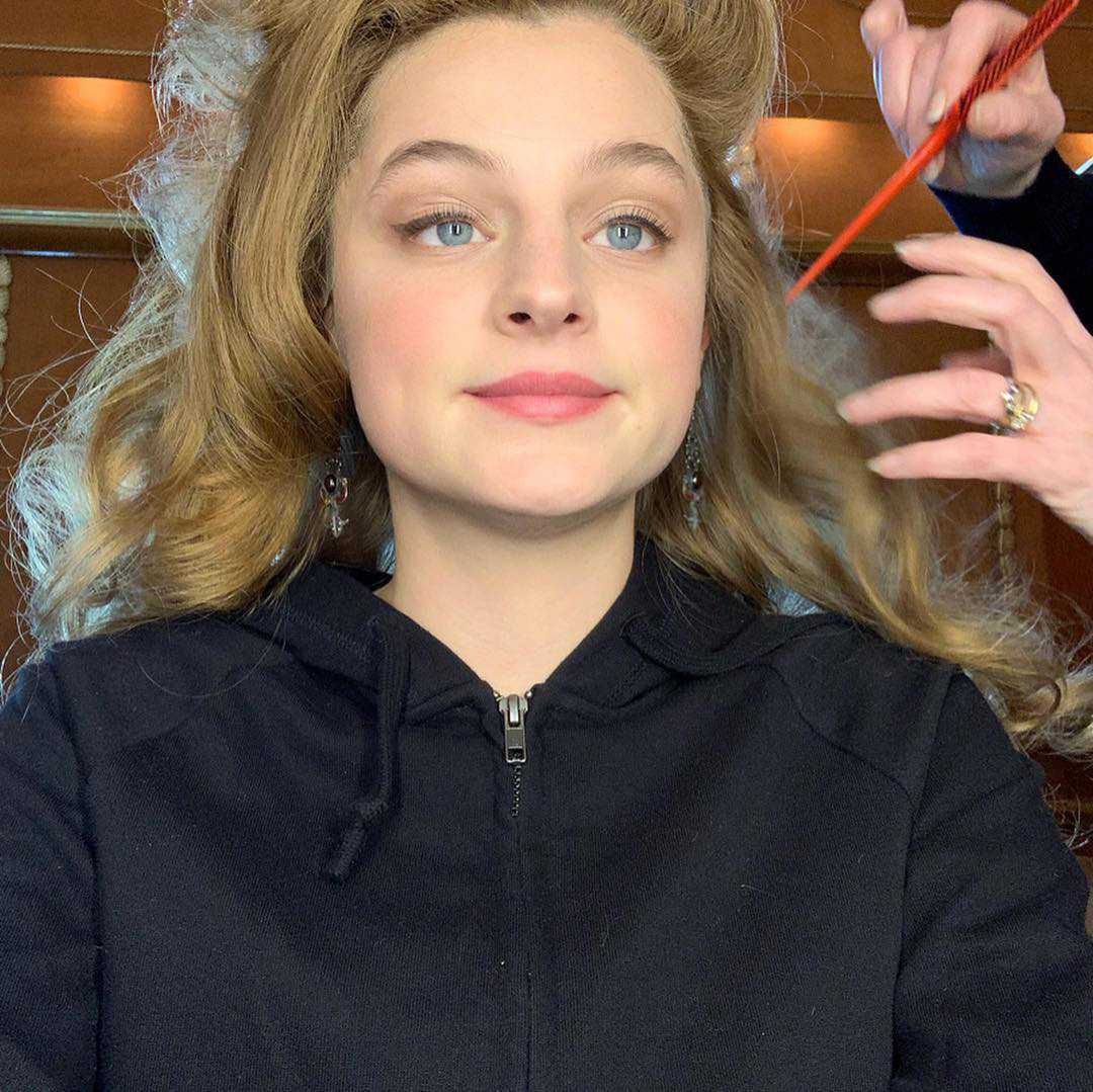 Emma Corrin jako księżna Diana w serialu The Crown