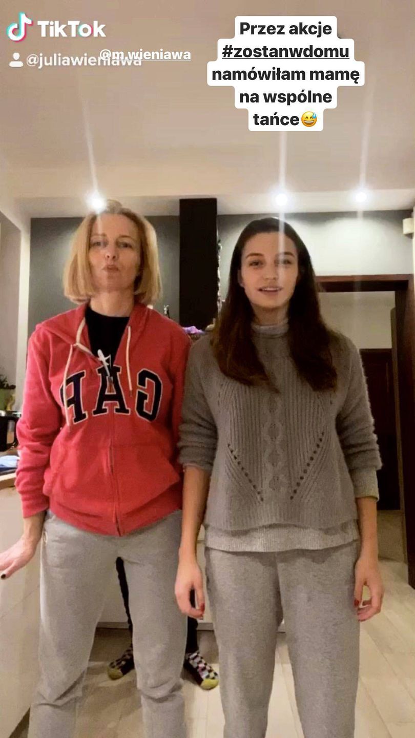 Julia Wieniawa - czas w domu z rodziną i psami