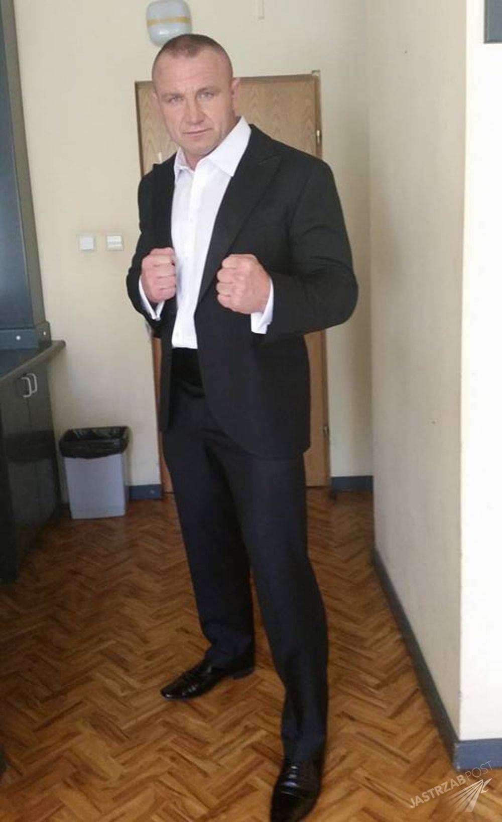 Mariusz Pudzianowski w gotowym garniturze
Fot. screen z Facebook