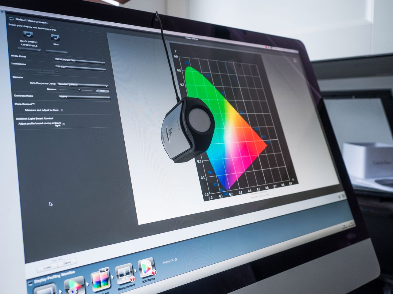 iMac ma możliwość jedynie kalibracji programowej, a także wyświetla jedynie gamut sRGB.