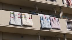 Wietrzyć pościel na balkonie? Eksperci wprost o skandynawskim rytuale