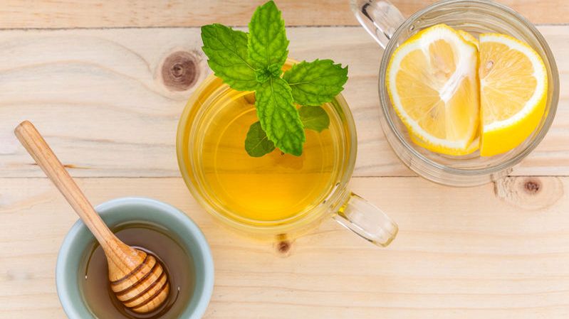 Woda z cytryną i woda z miodem