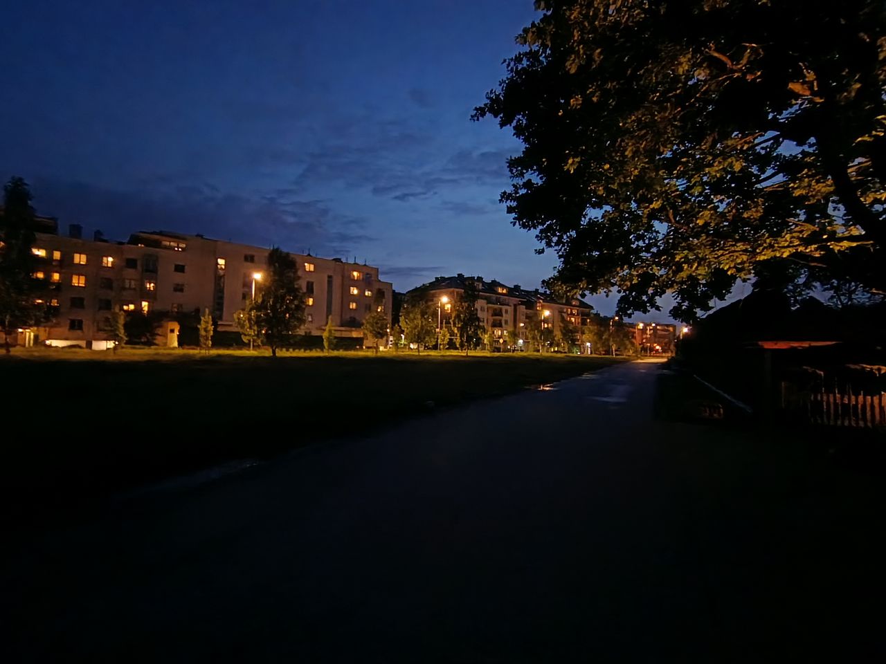 Sekwencja zdjęć na zoomie 0.6x, 1x i 2x, wykonana w trybie zdjęć nocnych. Różnica w porównaniu z trybem Zdjęcie jest niewielka.