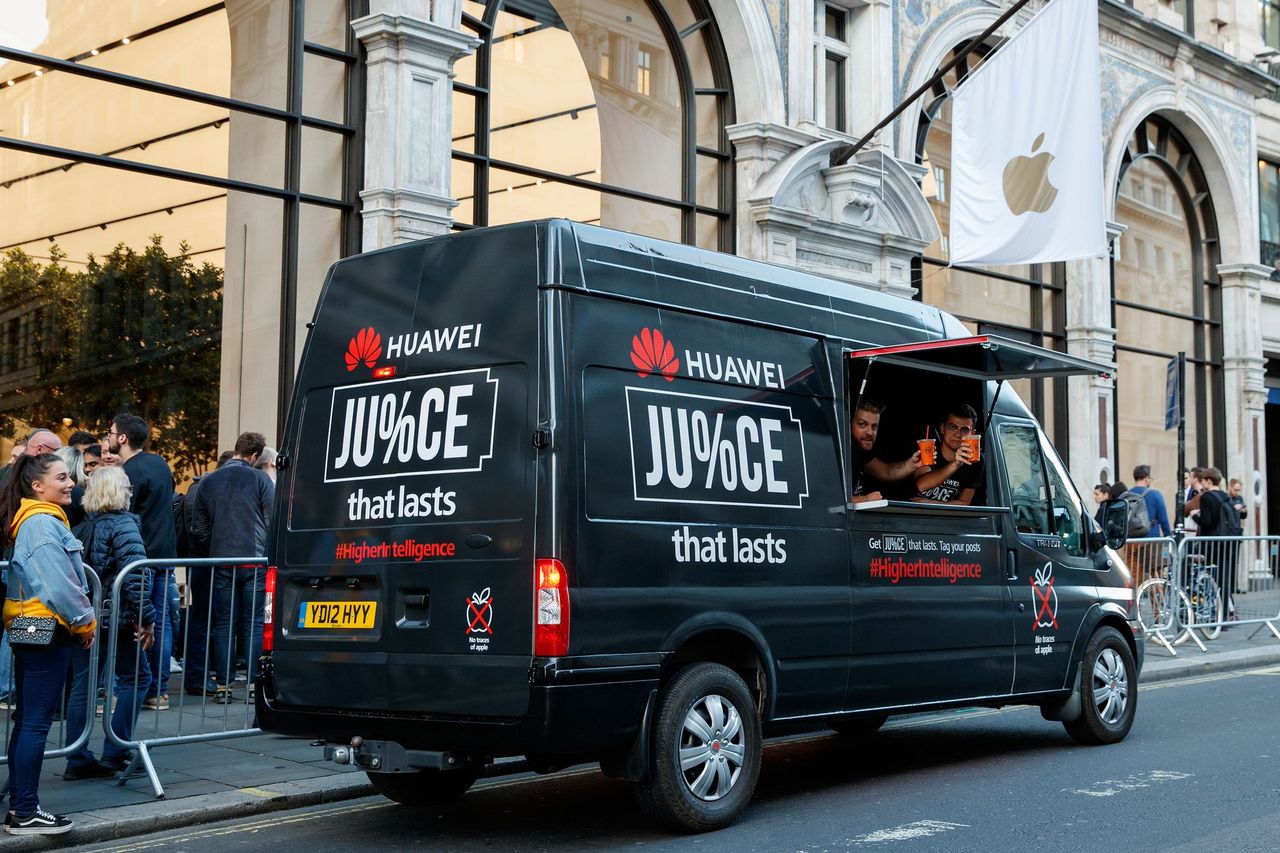 Huawei pojawił się przed sklepami Apple, aby wspomóc kupujących nowe iPhone'y XS