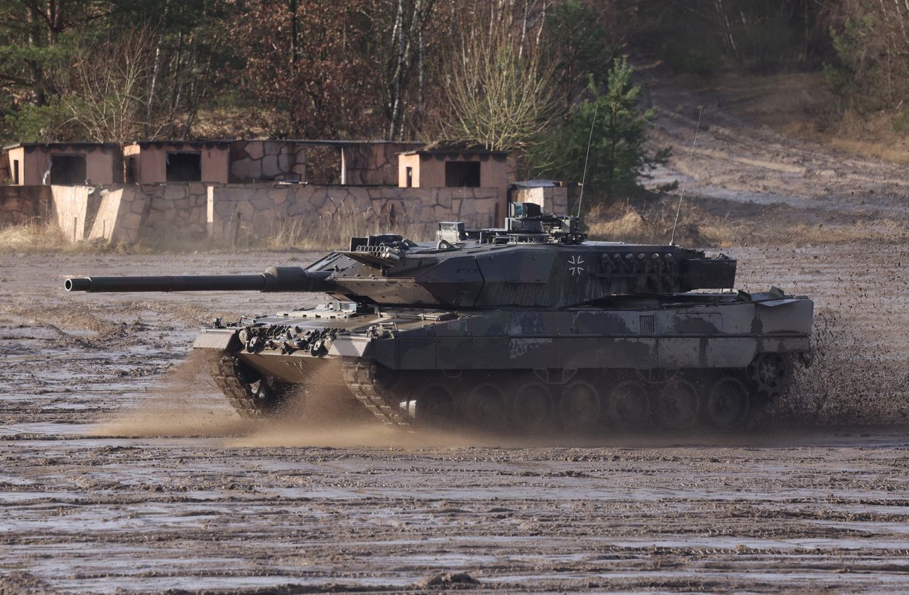 Niemiecki czołg Leopard 2 A6 na pokazowych ćwiczeniach Bundeswehry