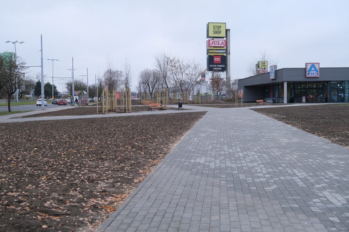 Skwer przed sklepem Aldi przy ul. Gospodarczej w Lublinie