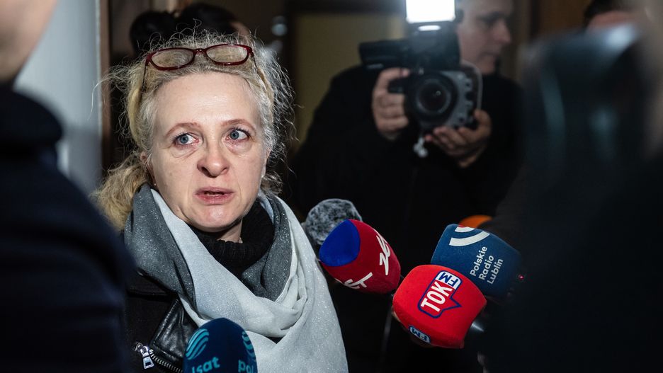 Zamość, 27.02.2024. Matka zamordowanego nastolatka Iwona Romanowska podczas wypowiedzi dla mediów w Sądzie Okręgowym w Zamościu, 27 bm. Rozpoczął się proces w sprawie śmiertelnego pobicia nastoletniego Eryka. Do zdarzenia doszło 28 lutego 2023 r. 16-letni Eryk został zaatakowany i pobity przez grupę nastolatków na zamojskich bulwarach przy ul. Piłsudskiego. Zadano mu wiele ciosów, mimo reanimacji zmarł. Zarzut zabójstwa usłyszał 17-letni Daniel G. Pozostali nastolatkowe: Arkadiusz P. i Szymon J. będą odpowiadać przed sądem za udział w pobiciu, a Gabriela P. - za pomocnictwo. (aldg) PAP/Wojtek Jargiło