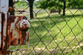 Czy można uciec z bloku na działkę? W tych miejscach prawo bezwzględnie zabrania mieszkać