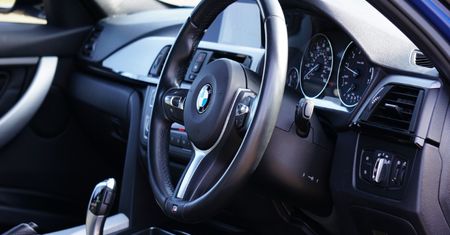 Tragedia podczas naprawy samochodu. BMW przygniotło 26-latka