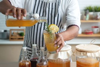 Kombucha: Ten napój wspiera jelita oraz pomaga zadbać o sylwetkę