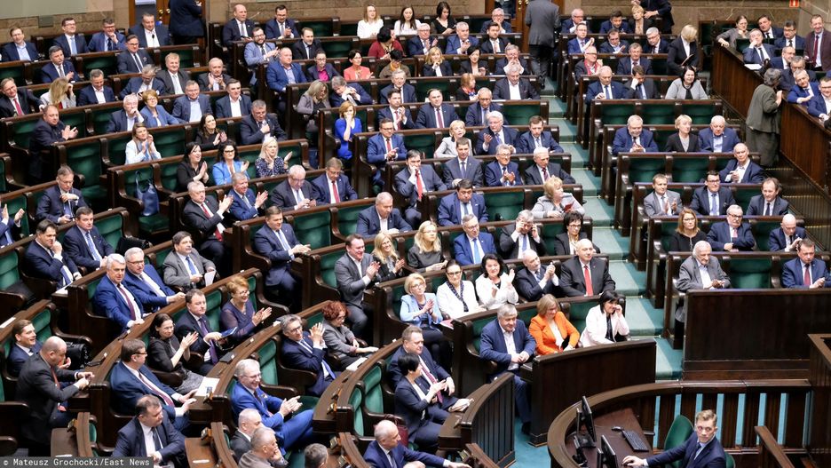 Sondaż partyjny IBRIS. PiS prowadzi. Do Sejmu wchodzi pięć ugrupowań