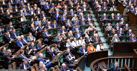 Sondaż partyjny IBRIS. PiS prowadzi. Do Sejmu wchodzi pięć ugrupowań