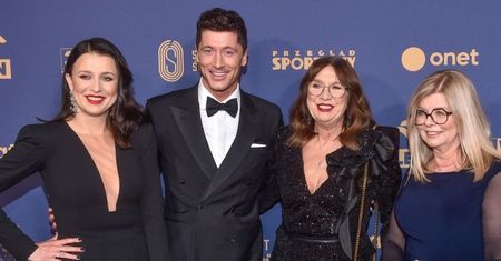 Gala Mistrzów Sportu. Rodzinny Robert Lewandowski bryluje na czerwonym dywanie w towarzystwie mamy, siostry i teściowej (ZDJĘCIA)