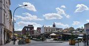 Plac Nowy na krakowskim Kazimierzu przyciąga magicznym targiem i smakami. Można tam znaleźć skarby, zjeść i ubrać się od stóp do głów