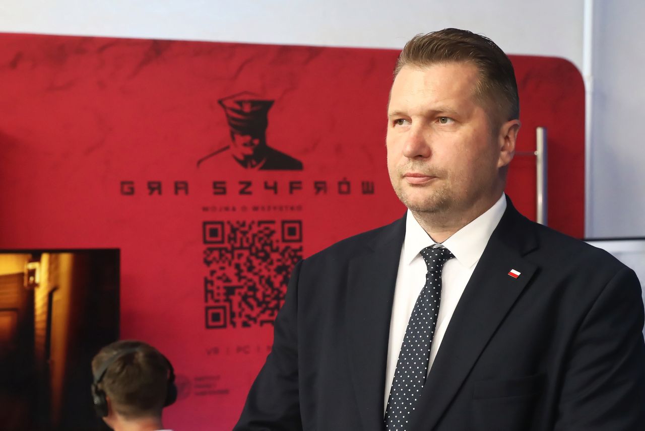 Kontrowersje w "podręczniku". Nie chcą książki od Czarnka