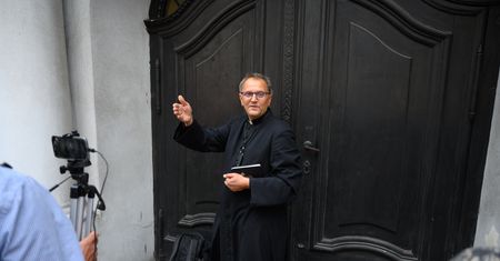 Ksiądz zobaczył dekolt policjantki. Zaczął robić zdjęcia