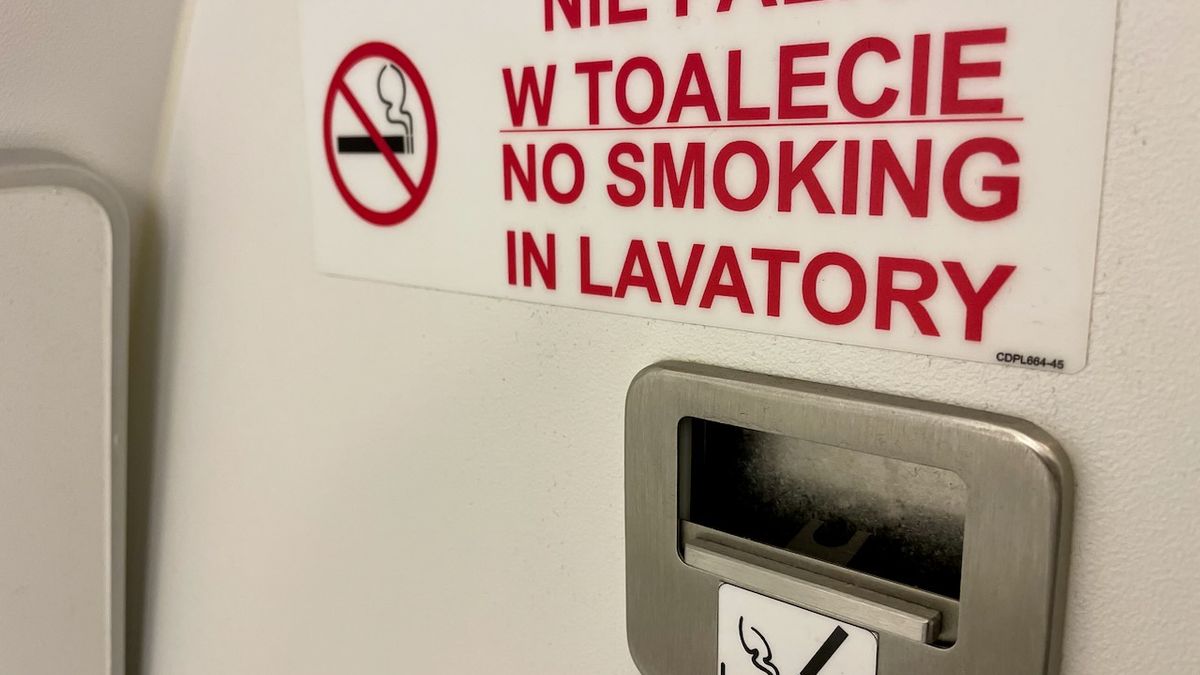 Zakaz palenia i popielniczka tuż obok. Błąd, paradoks, absurd? Nic z tych rzeczy. 
