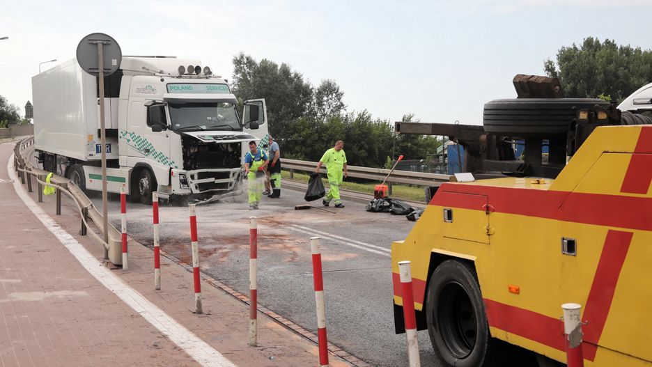 Warszawa. Miejsce zderzenia ciężarówki z samochodem osobowym na ulicy Rozwadowskiego