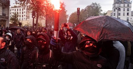 Zamieszki we Francji. Ponad 2 miliony osób na ulicach, policjant podpalony koktajlem Mołotowa