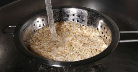 Wystarczą trzy dni i jeden składnik. Tak oczyścisz jelito grube z toksyn i złogów