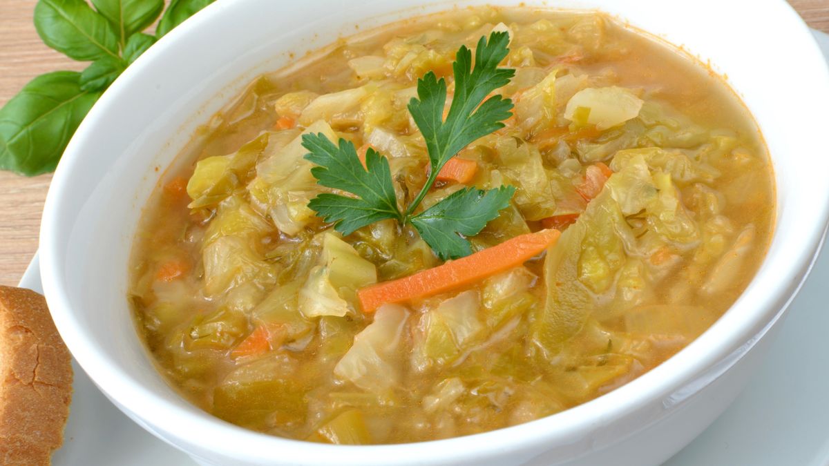 Ta zupa zbawiennie wpływa na jelita i pomaga schudnąć. 