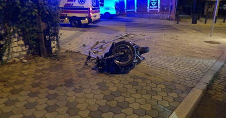 Pościg ulicami Jaworzna zakończony uderzeniem w betonowy słup. Trzech nietrzeźwych na skradzionym motocyklu