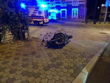 Pościg ulicami Jaworzna zakończony uderzeniem w betonowy słup. Trzech nietrzeźwych na skradzionym motocyklu