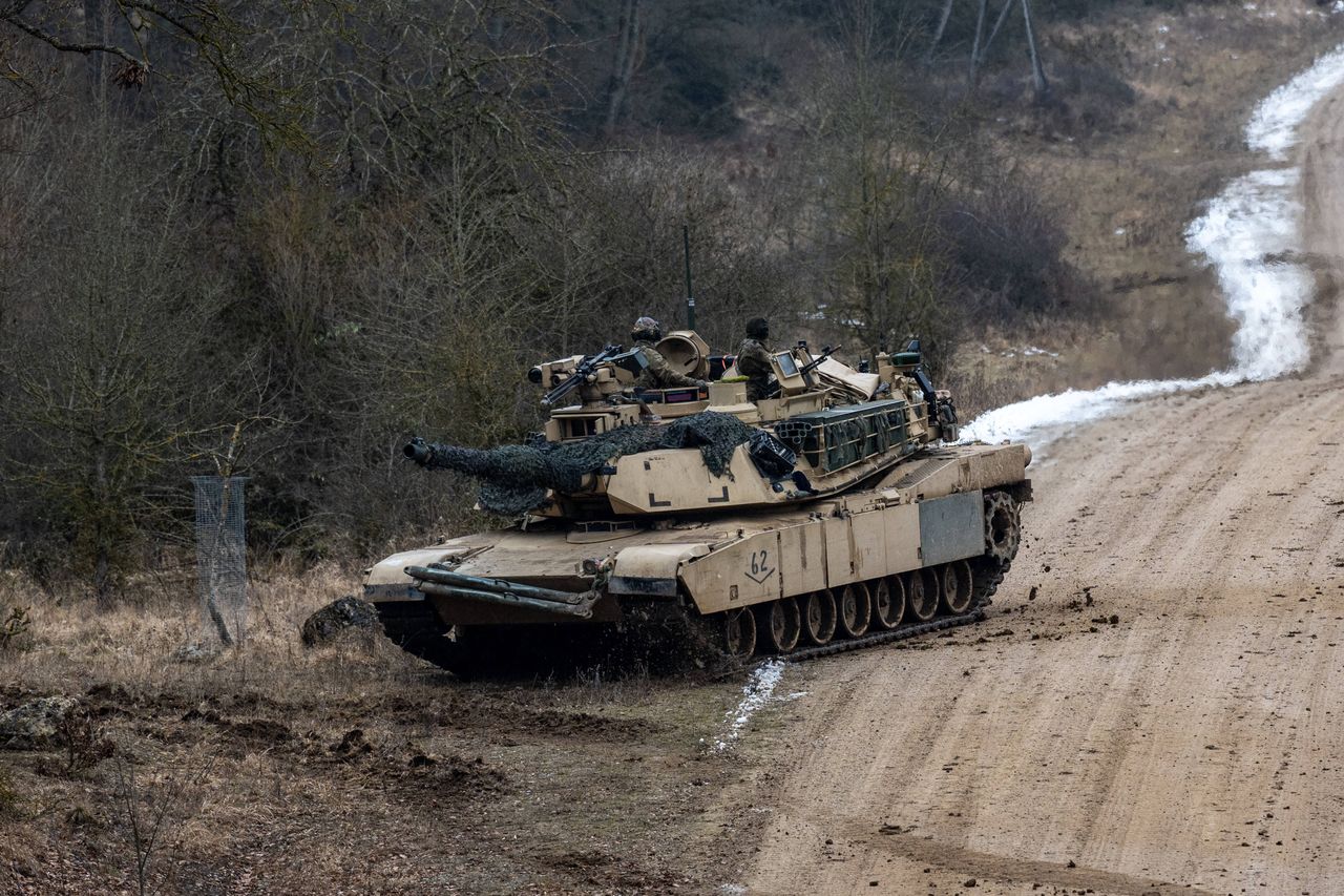 Abrams Tanks in Ukraine: Enhanced with Unique Modifications for Frontline Strategy