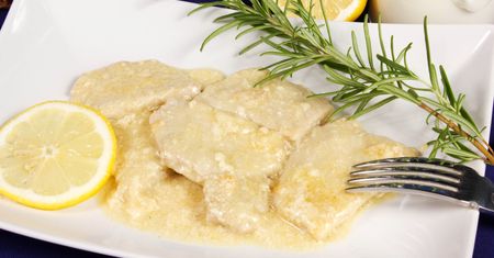 Schab w kremowym sosie śmietanowym – domowa klasyka