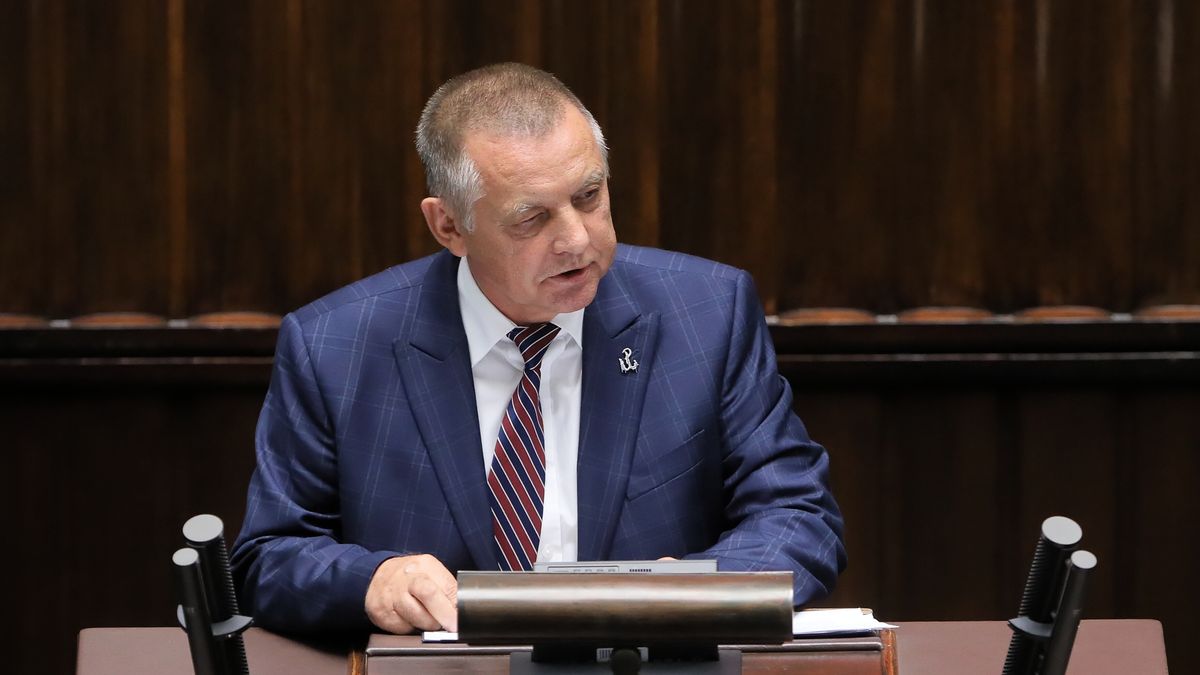 Warszawa, 21.07.2022. Prezes Najwyższej Izby Kontroli Marian Banaś na sali obrad w drugim dniu posiedzenia Sejmu w Warszawie, 21 bm. Sejm wysłucha sprawozdania Komisji Finansów Publicznych w sprawie sprawozdania z wykonania budżetu państwa za okres od 1 stycznia do 31 grudnia 2021 r. wraz z przedstawioną przez Najwyższą Izbę Kontroli analizą wykonania budżetu państwa i założeń polityki pieniężnej w 2021 r. oraz komisyjnym projektem uchwały w przedmiocie absolutorium. (amb) PAP/Paweł Supernak