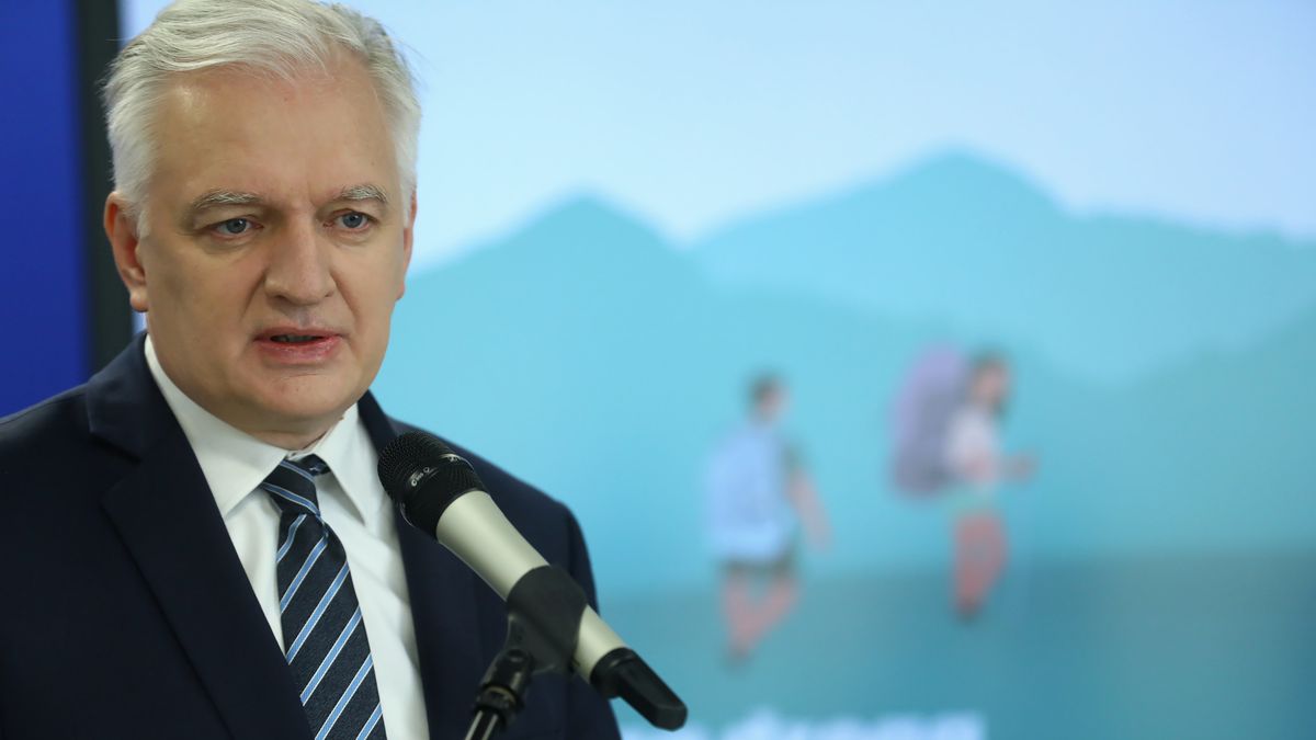 Warszawa, 07.07.2021. Wicepremier, minister rozwoju, pracy i technologii Jarosław Gowin podczas konferencji prasowej "Turystyka - bezpieczne wakacje" w siedzibie MRPiT w Warszawie, 7 bm. Konferencja dotyczyła najnowszej inicjatywy resortu - uruchomienia portalu turystyka.gov.pl oraz Publicznego Systemu Rejestru w Turystyce i aplikacji mobilnej TurystykApp. (amb) PAP/Rafał Guz