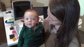 Niesłyszący od urodzenia chłopiec, dzięki nowej technologii pierwszy raz słyszy głos rodziców. Jego reakcja zaskakuje