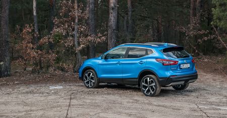 Nissan Qashqai z bazowym silnikiem 1.3 l. To jednostka z Dustera i Klasy A