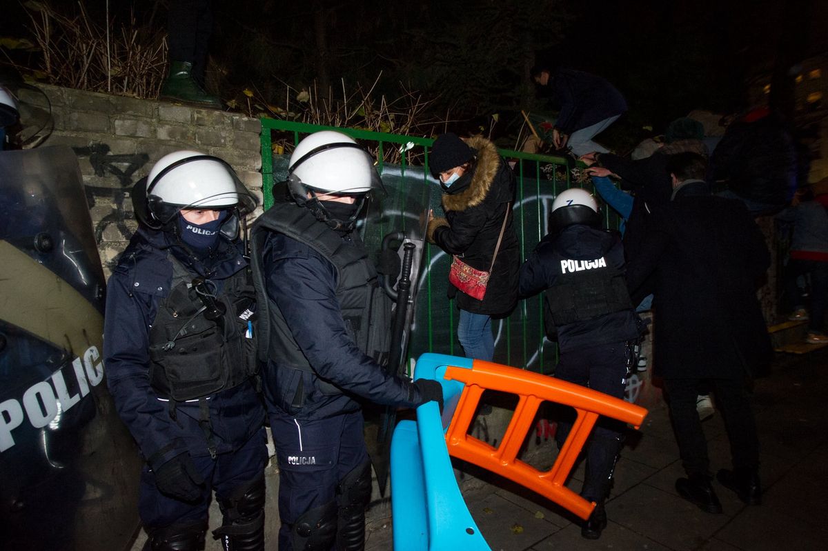 Strajk Kobiet w Warszawie. Policja "przejęła" zjeżdżalnię, żeby odciąć drogę ucieczki protestującym