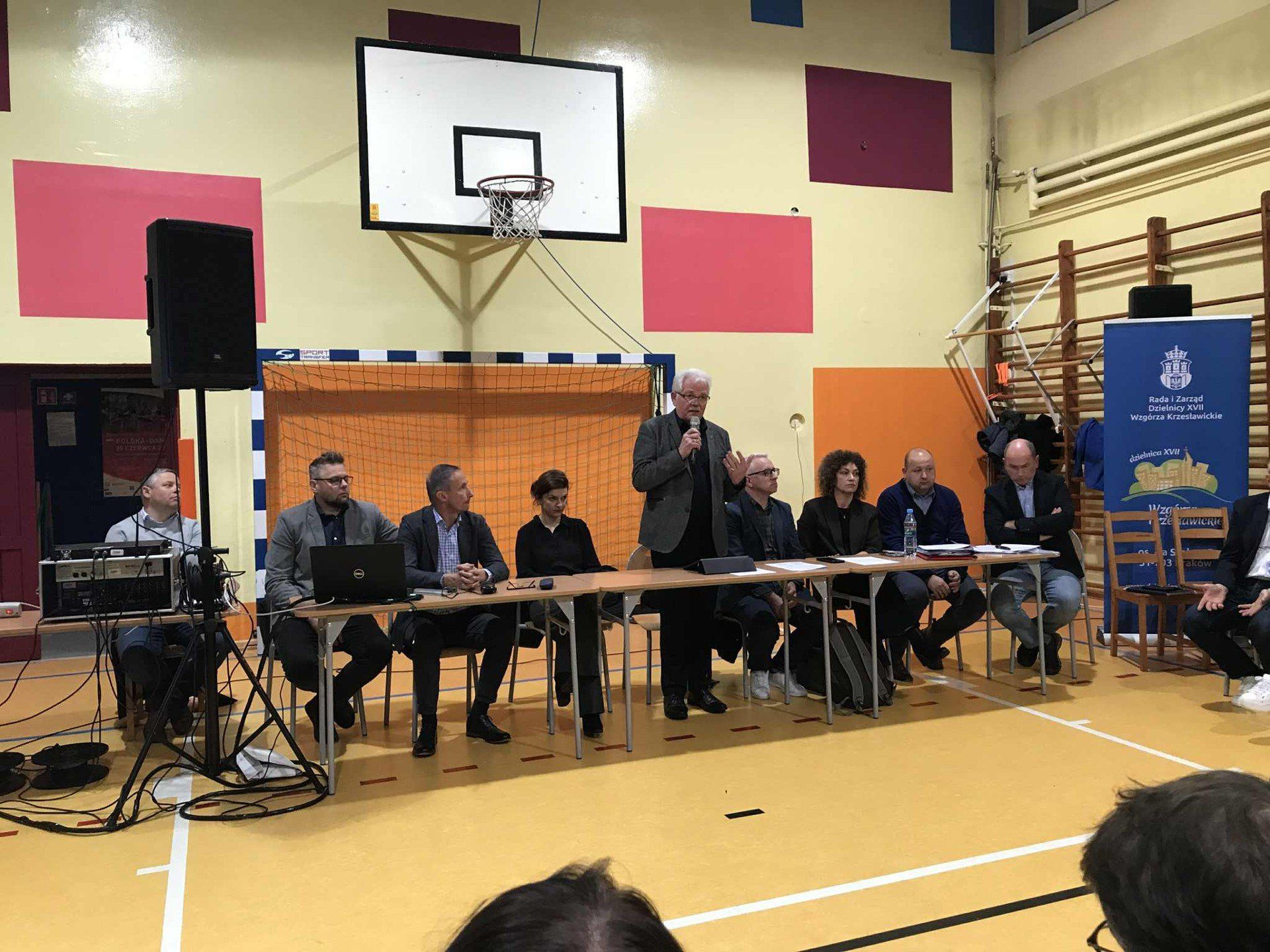 Temat przebudowy drogi budzi emocje. Na spotkanie z urzędnikami i projektantem drogi przyszło około 150 osób.