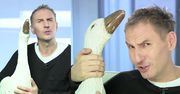 Gojdź pozuje z gęsią… I pyta: "Fajnie mieć duże piersi?"