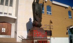 Sprofanowali pomnik Jana Pawła II. Sprawa związana ze znalezieniem setek ciał