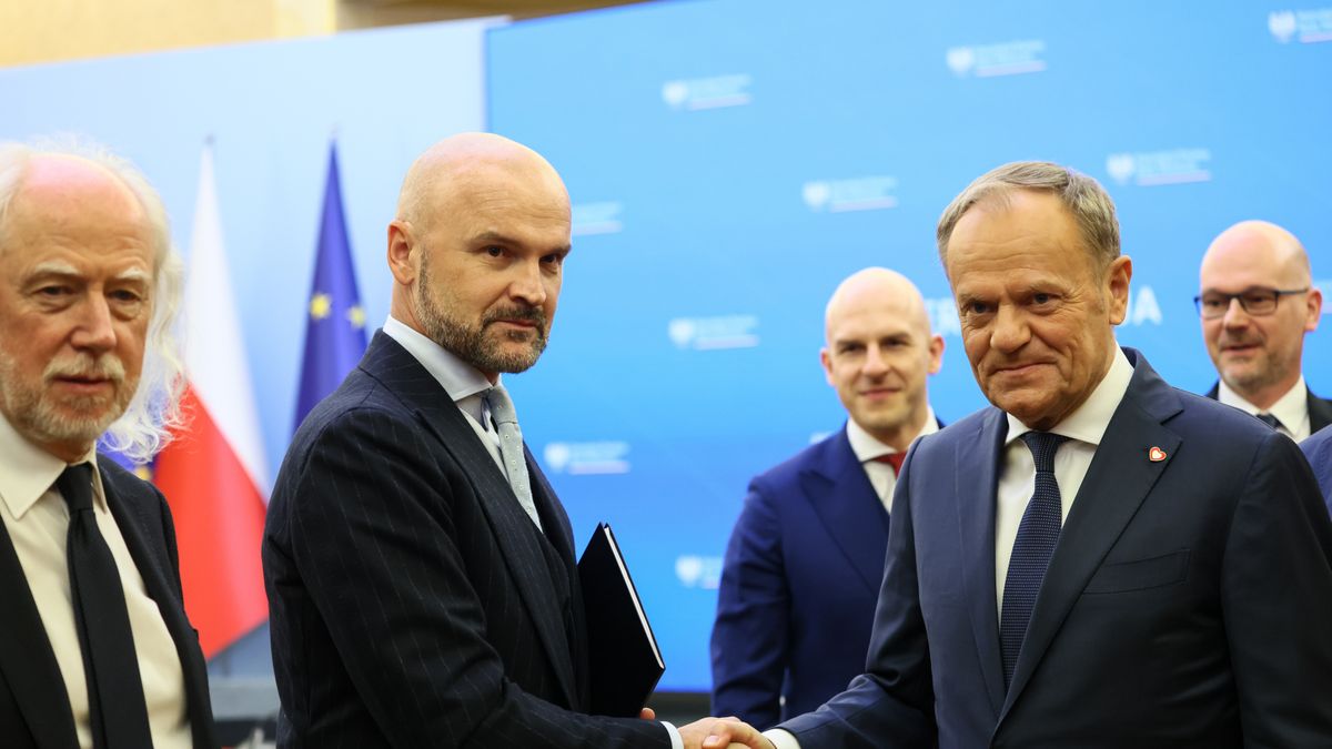 Donald Tusk, Rafa� Brzoska, Jacek Socha
Warszawa, 24.03.2025. Premier Donald Tusk (P), koordynator projektu SprawdzaMy Jacek Socha (L) i pe�nomocnik przedsi�biorc�w ds. deregulacji  Rafa� Brzoska (2L) po spotkaniu z przedstawicielami strony spo�ecznej w sprawie deregulacji, 24 bm. w Kancelarii Prezesa Rady Ministr�w w Warszawie. (aldg) PAP/Leszek Szyma�ski
Leszek Szyma�ski
deregulacja, polityk, polityka, spotkanie, strona spo�eczna, w kprm
